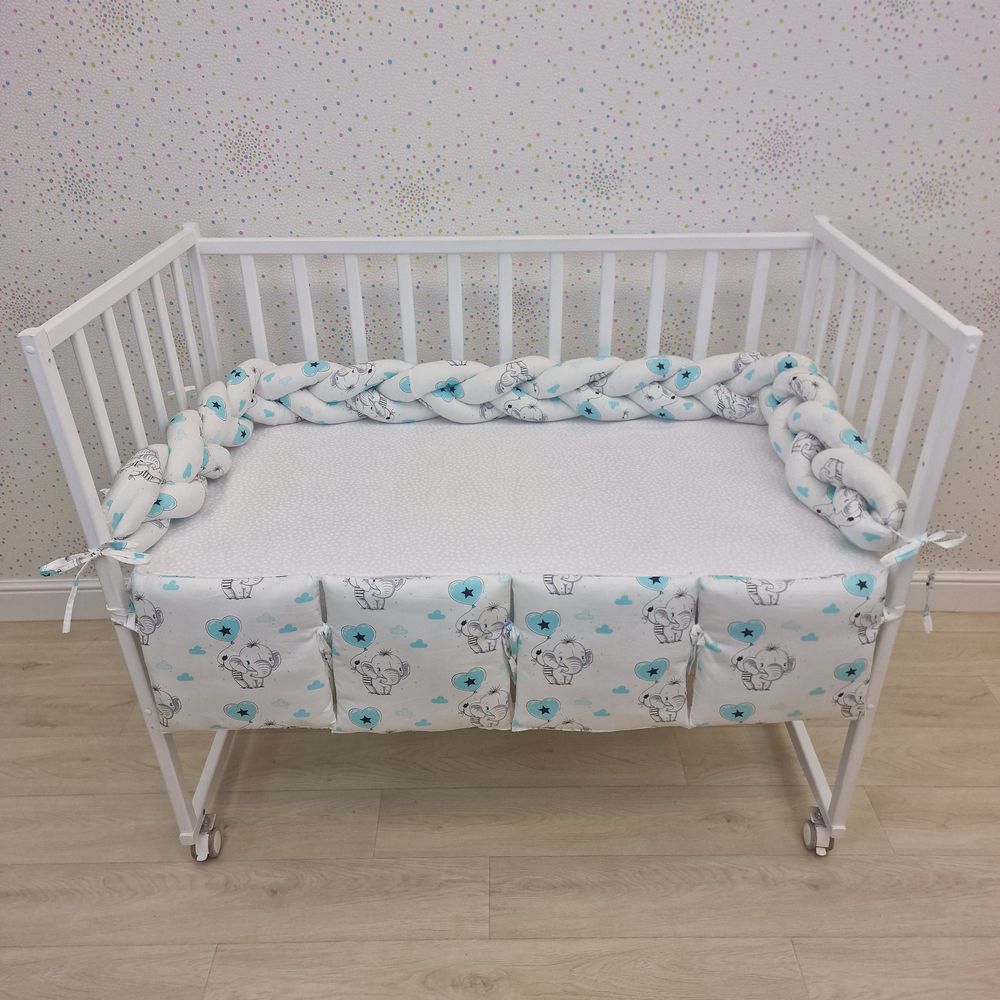 Картинка Бортик - "Коса 3х" + 4 подушки по всему периметру кроватки (сатин + синтепух/синтепон) (№992с) цвета в ассортименте от магазина Мир детей Товары для Новорожденных