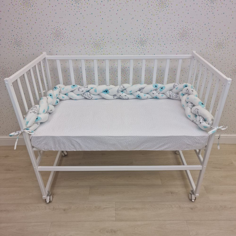 Картинка Бортик - "Коса 3х" (сатин + синтепух) (№986с) цвета в ассортименте от магазина Мир детей Товары для Новорожденных