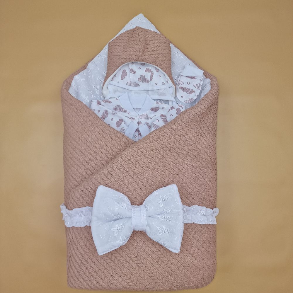 Картинка Конверт комплект на выписку 6 пр: одеяло+комбинезон+шапочка+чепчик+рукавички+бант (№1886вз-1-1_о) цвета в ассортименте от магазина Мир детей Товары для Новорожденных