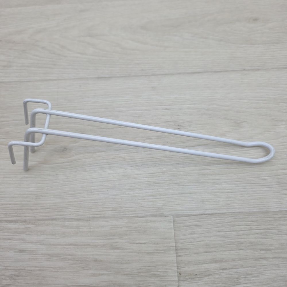 № Кр-дв-20б Крючок (кронштейн) двойной на торговую решетку (длина 20 см) белый