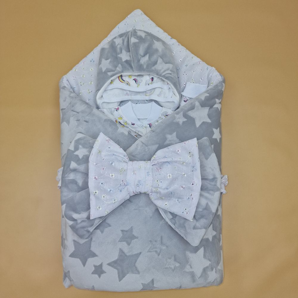 Комплект на выписку 6 пр: одеяло+комбинезон+шапочка+чепчик+рукавички+бант артикул анонс 1886в-1-2_о