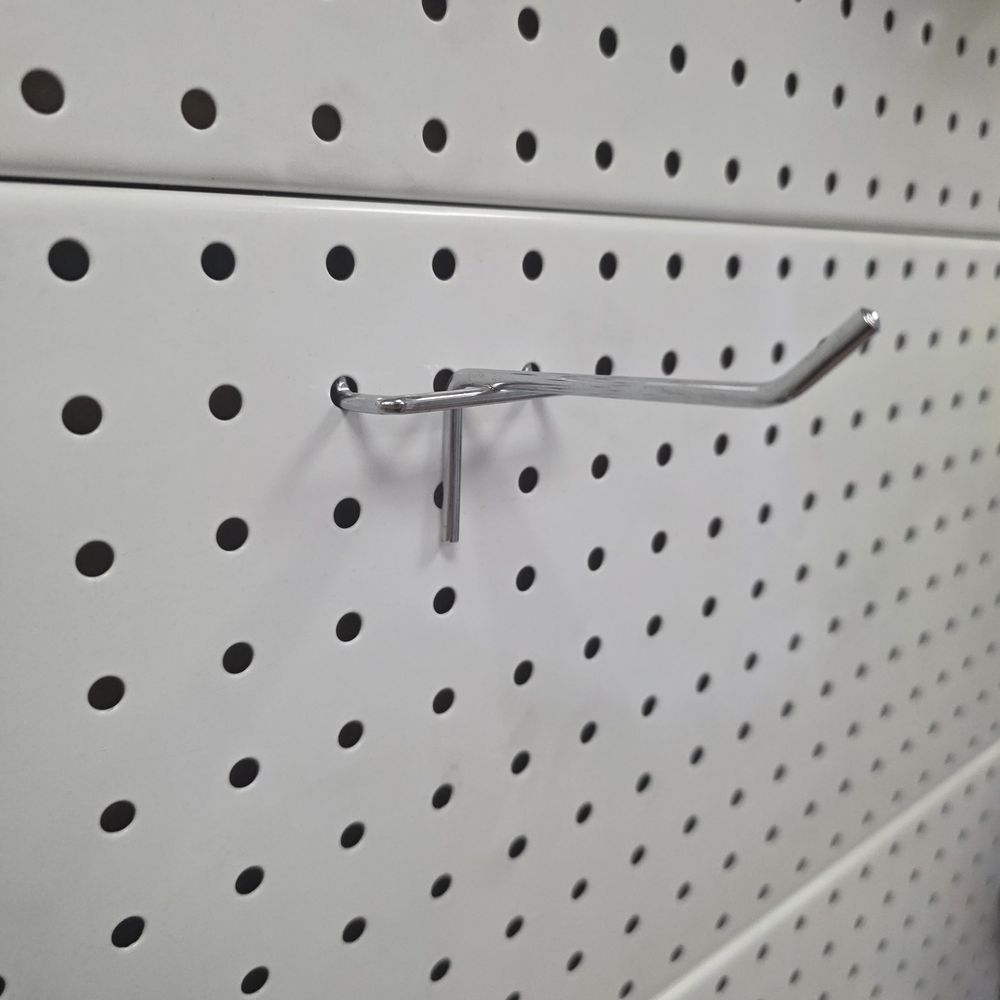 Крючок (кронштейн) на перфорированный стеллаж водолей (длина 10 см) хром артикул анонс вод-од-10