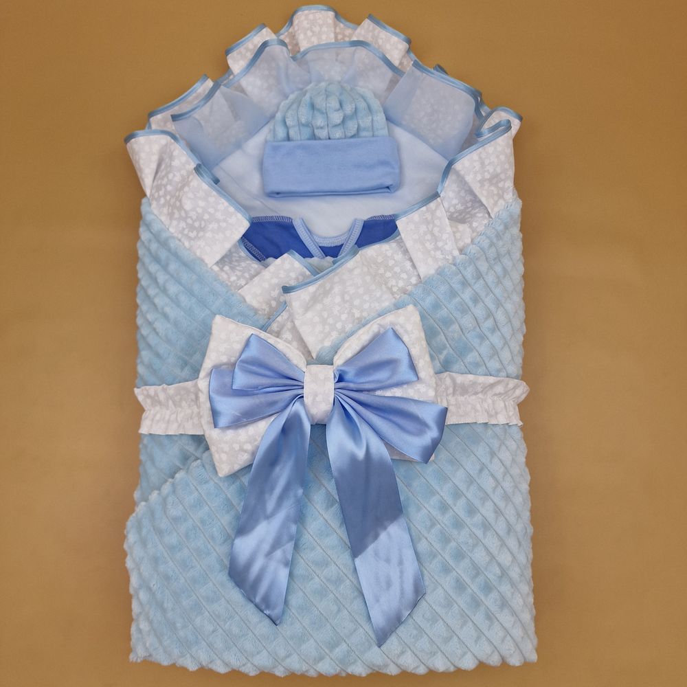 Комплект на выписку 7 пр: одеяло+уголок+ползунки+пеленка+распашонка+шапочка+бант (двухсторонний) артикул анонс 1877в-1-1_о_11