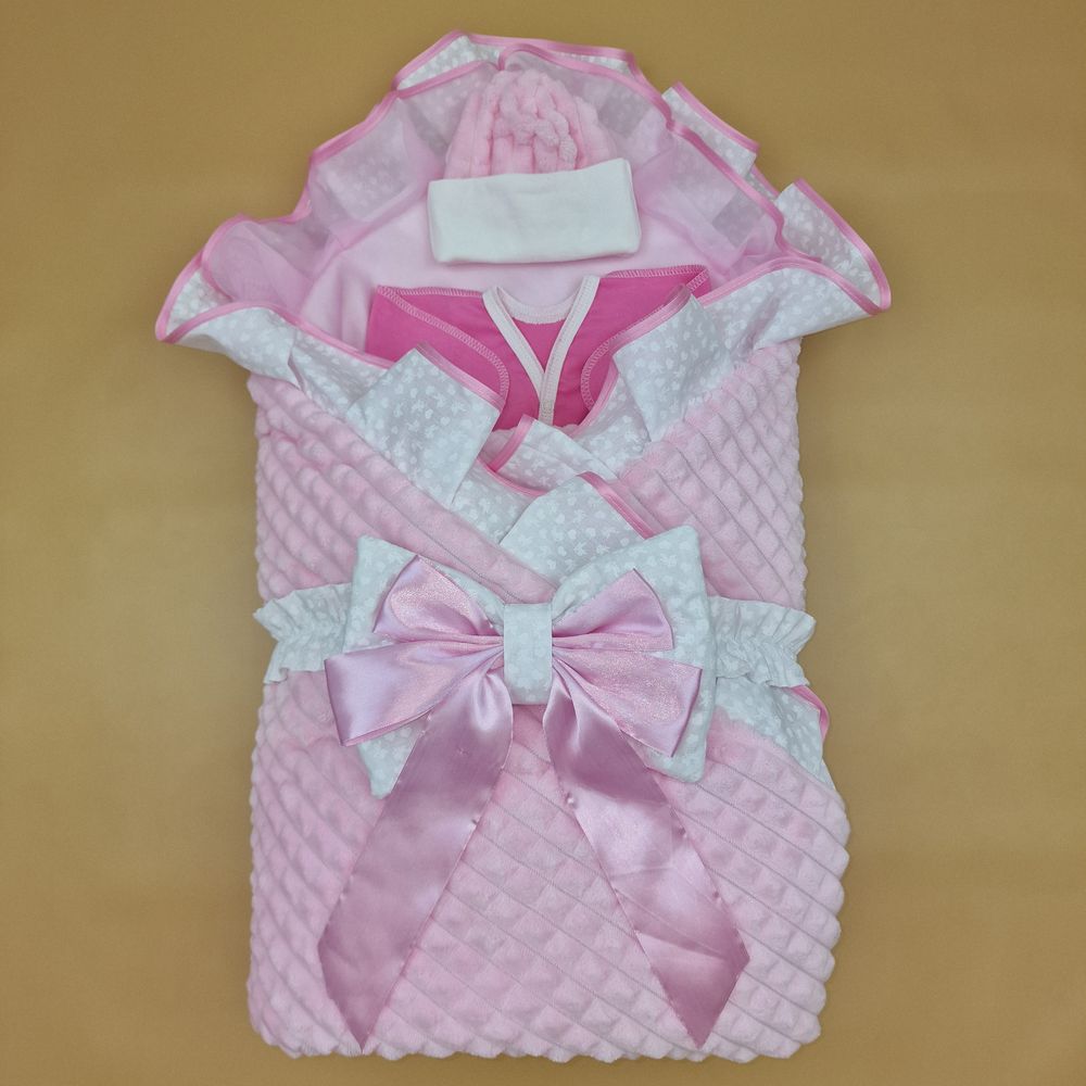 Комплект на выписку 7 пр: одеяло+уголок+ползунки+пеленка+распашонка+шапочка+бант (двухсторонний) артикул анонс 1877в-1-1_о_03
