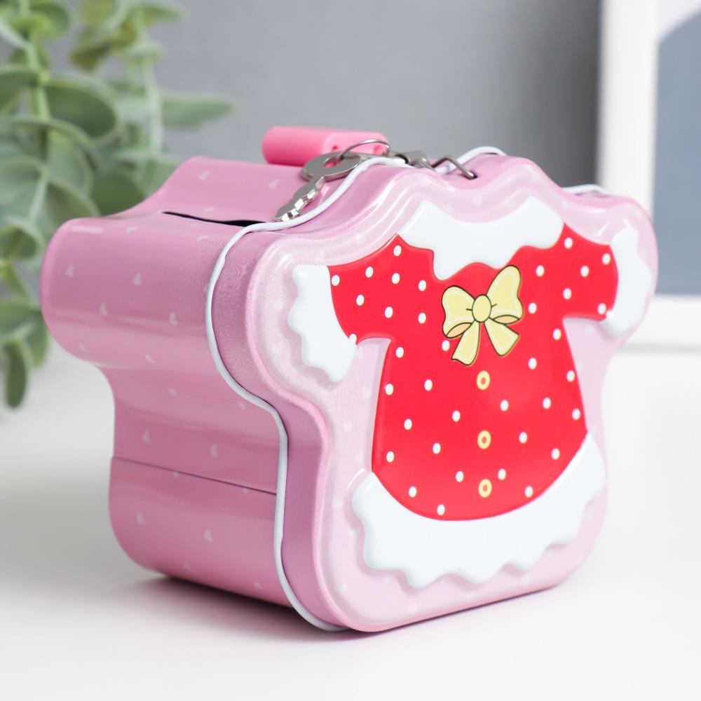 Картинка Копилка металл с замочком "Детская одёжка" МИКС 11х6,5х8,5 см (№7963860) от магазина Мир детей Товары для Новорожденных