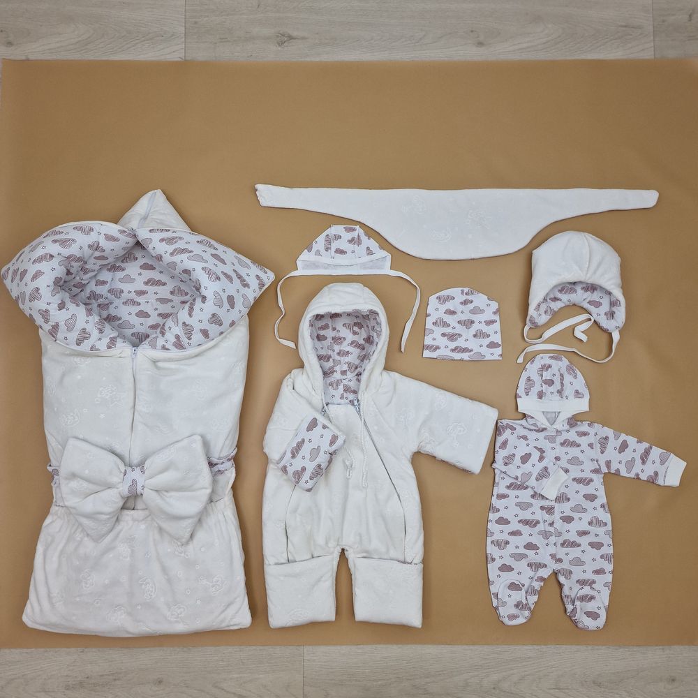 Картинка Комплект кв (одеяло трансформер+бант-подушка+2 комбинезона+2 шапочки+шарф) (№7260-0-2) цвета в ассортименте от магазина Мир детей Товары для Новорожденных