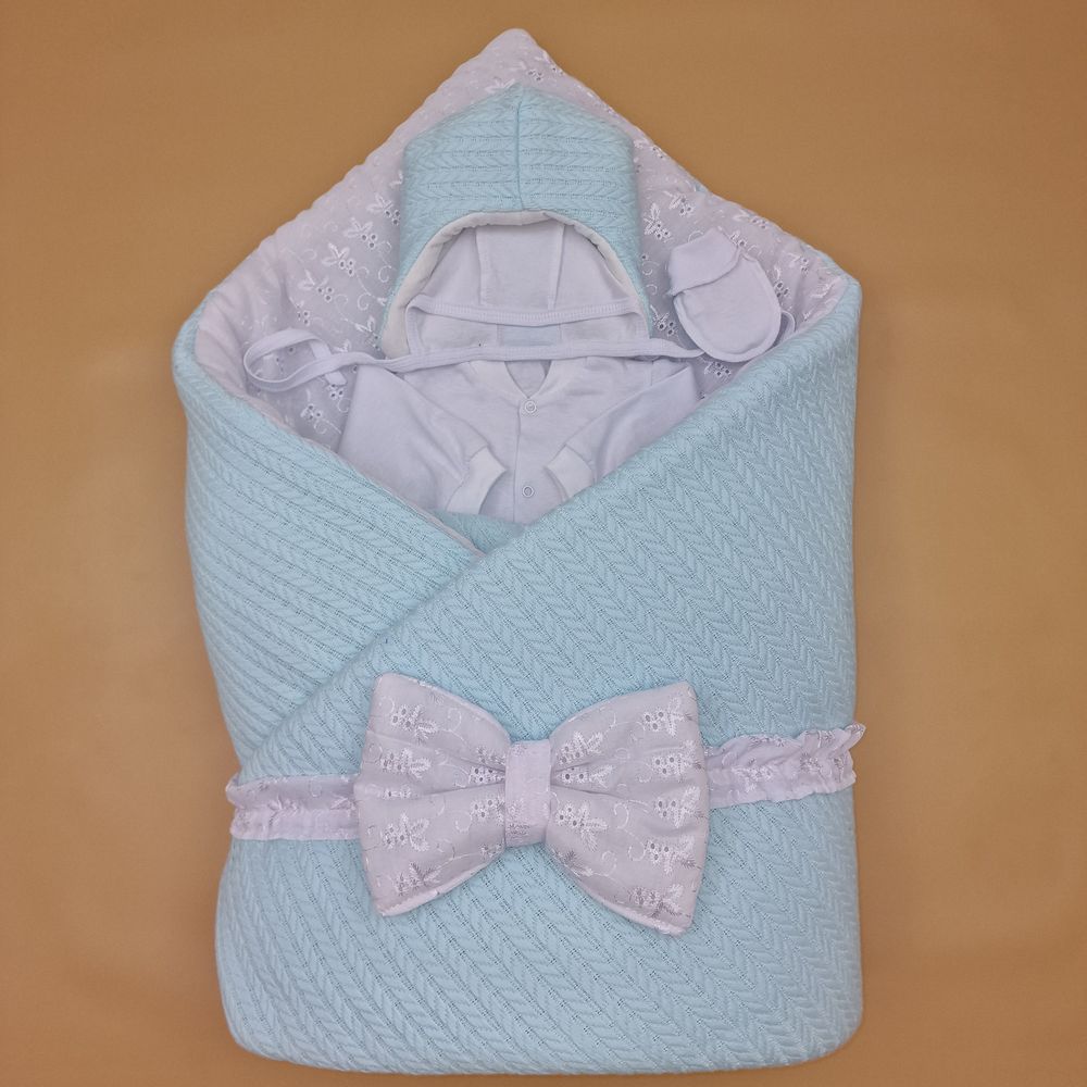 Комплект на выписку 6 пр: одеяло+комбинезон+шапочка+чепчик+рукавички+бант артикул анонс 1886вз-1-1_о
