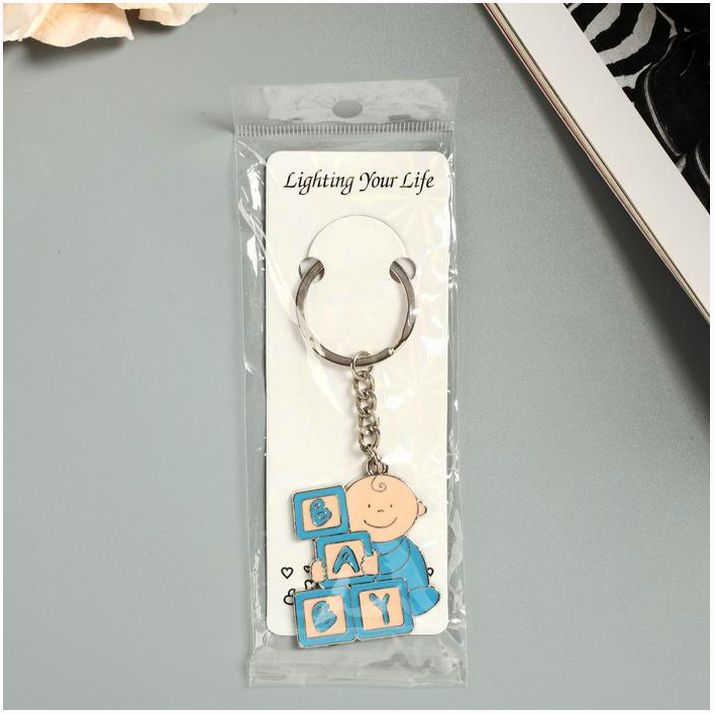 Картинка Брелок металл "Малыш с кубиками" голубой 11х4 см (№2983774) от магазина Мир детей Товары для Новорожденных