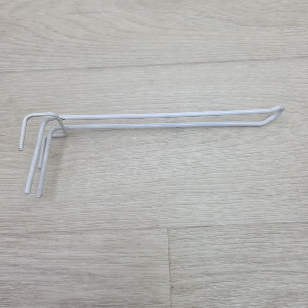 Крючок (кронштейн) двойной на торговую решетку (длина 20 см) белый артикул анонс Кр-дв-20б