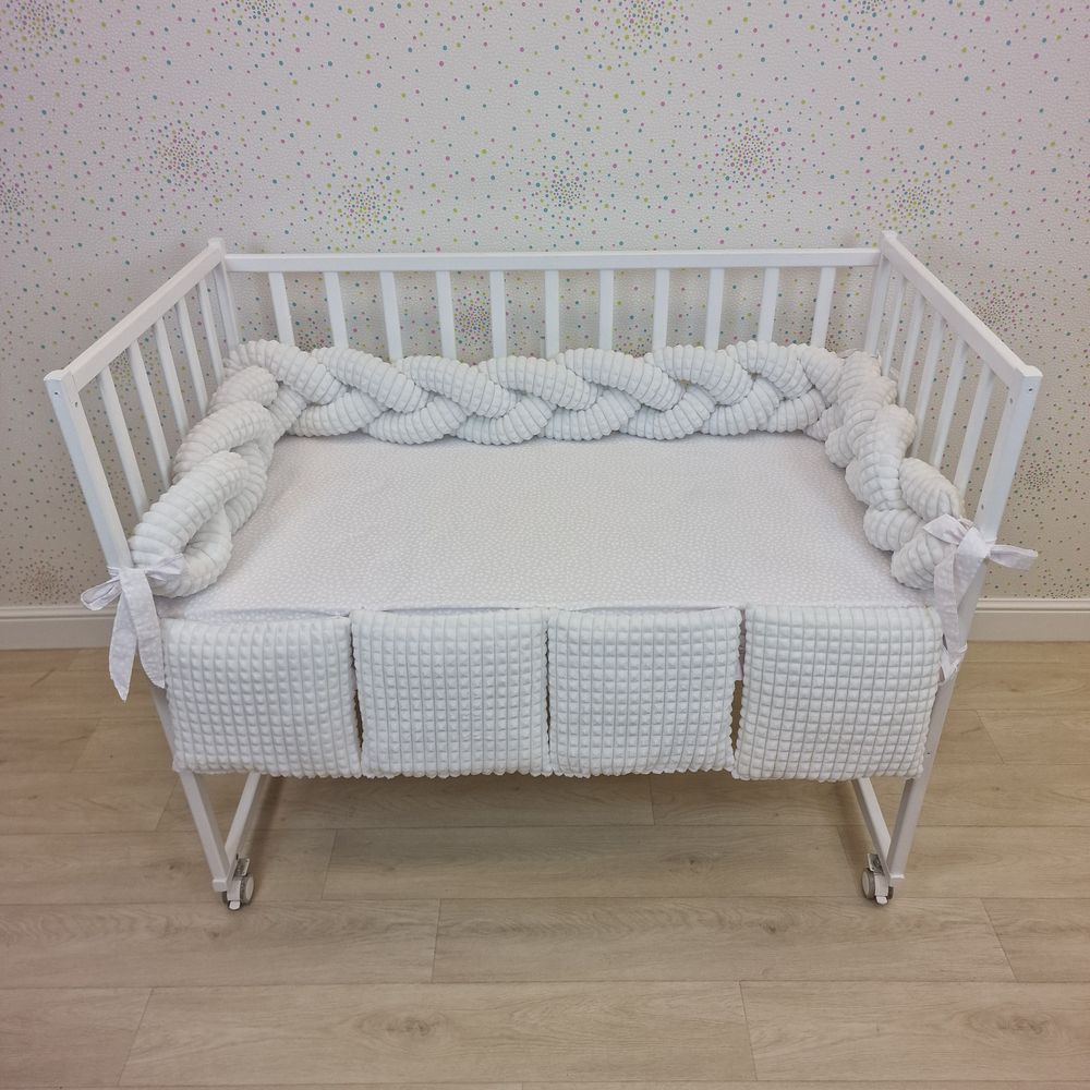 Картинка Бортик - "Коса 3х" + 4 подушки по всему периметру кроватки (плюш/бязь + синтепух/синтепон) (№992в) цвета в ассортименте от магазина Мир детей Товары для Новорожденных