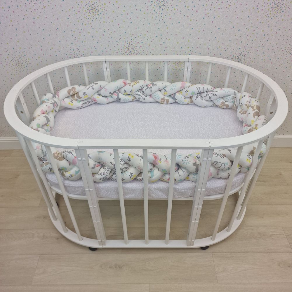 Картинка Бортик - "Коса 3х" по всему периметру кроватки (сатин + синтепух) (№988с) цвета в ассортименте от магазина Мир детей Товары для Новорожденных