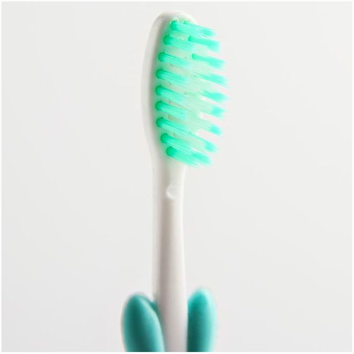 Картинка Детская зубная щетка на присоске «Зайка», с защитным колпачком (нейлон), цвет МИКС (№4478236) от магазина Мир детей Товары для Новорожденных