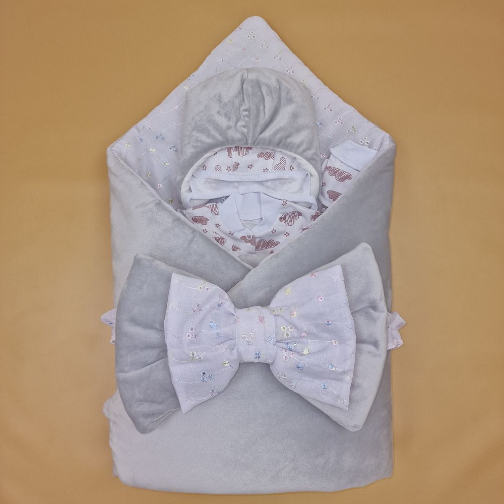 Комплект на выписку 6 пр: одеяло+комбинезон+шапочка+чепчик+рукавички+бант артикул анонс 1886в-0-1_о_19