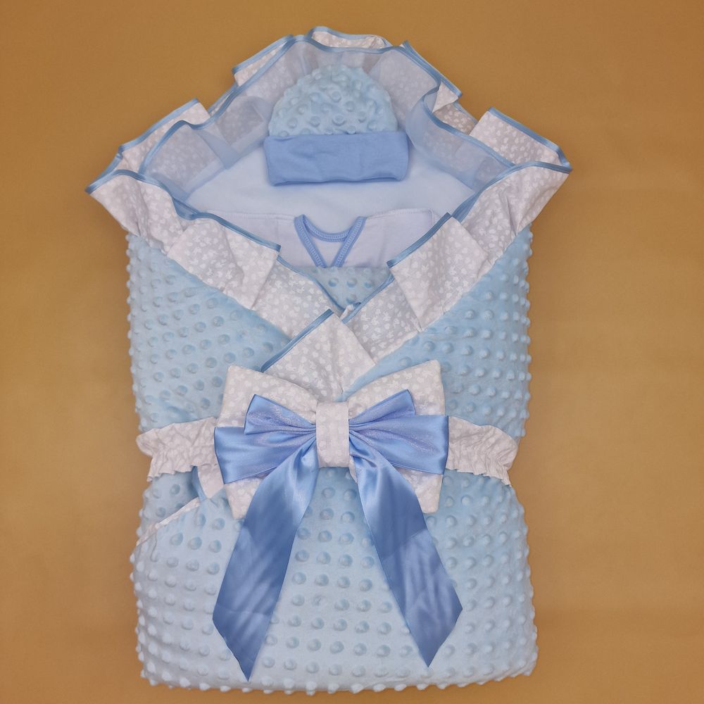 Комплект на выписку 7 пр: одеяло+уголок+ползунки+пеленка+распашонка+шапочка+бант (двухсторонний) артикул анонс 1877в-1-1_о
