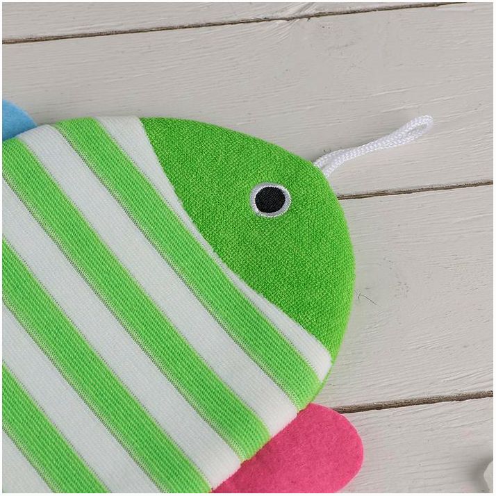 № 143045 Мочалка-варежка детская для купания Доляна «Рыбка», 19?21 см, полосатая, цвет МИКС