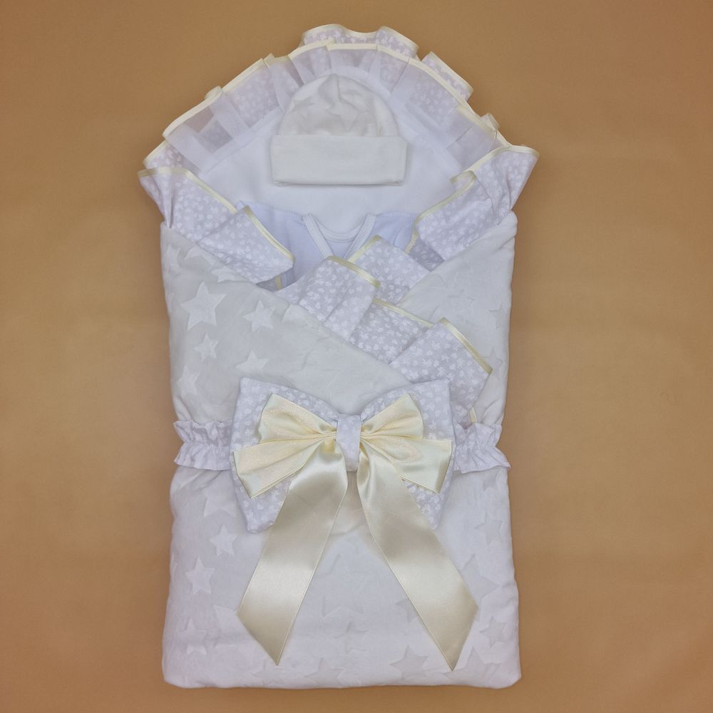 Комплект на выписку 7 пр: одеяло+уголок+ползунки+пеленка+распашонка+шапочка+бант (двухсторонний) артикул анонс 1877в-1-1_о_05