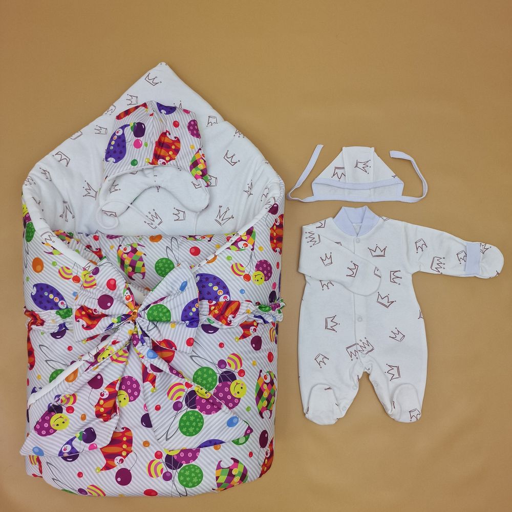 Комплект на выписку 5 пр: одеяло+комбинезон+шапочка+чепчик+бант артикул анонс 1892д-2-2_к_50