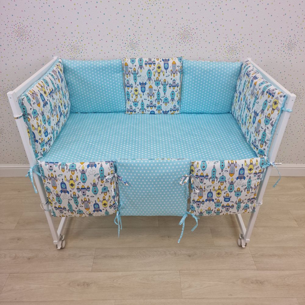 Бортик из 8 (6кв+2пр) подушек по всему периметру кроватки (сатин + синтепон) артикул анонс 949с_02