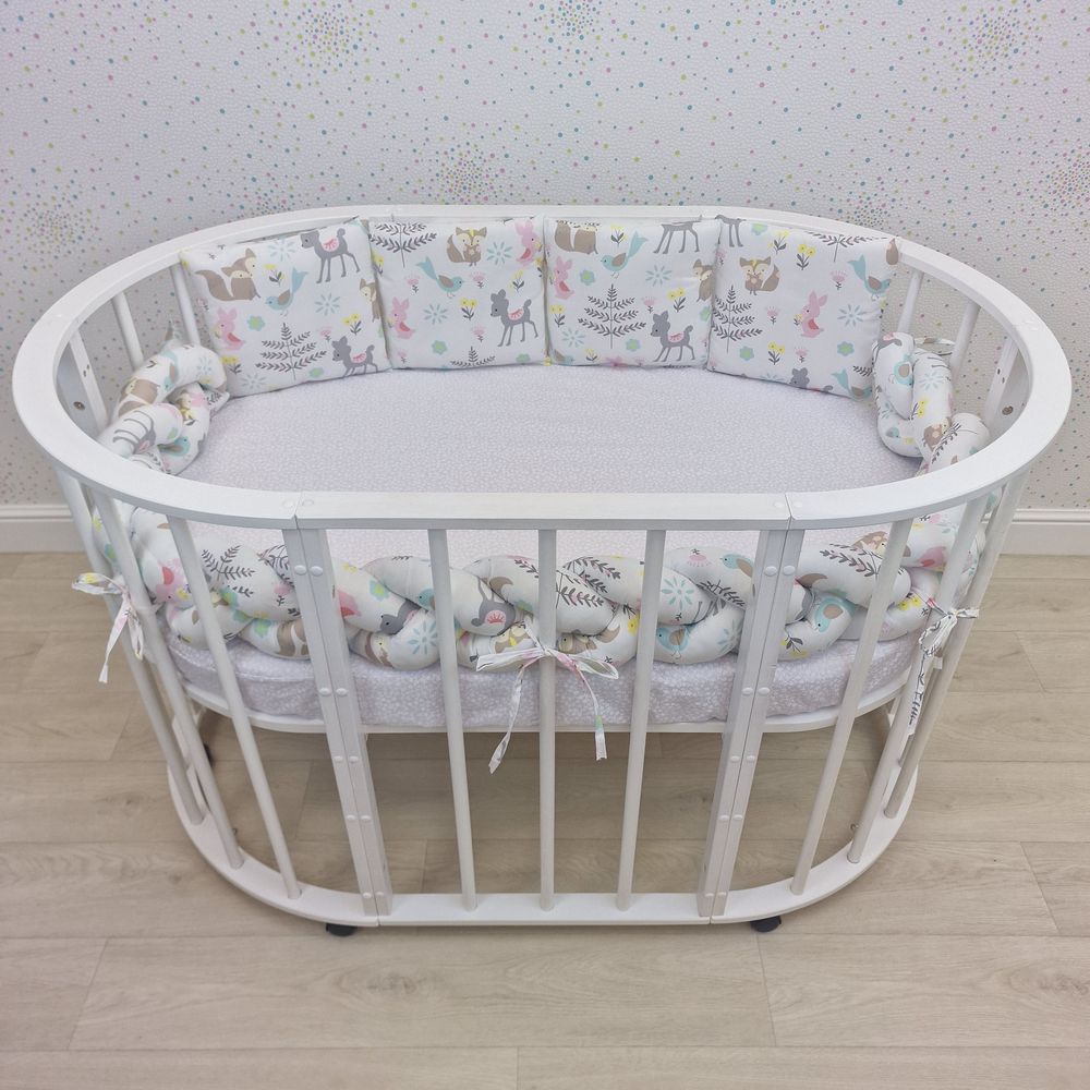 Картинка Бортик - "Коса 3х" + 4 подушки по всему периметру кроватки (сатин + синтепух/синтепон) (№992с) цвета в ассортименте от магазина Мир детей Товары для Новорожденных