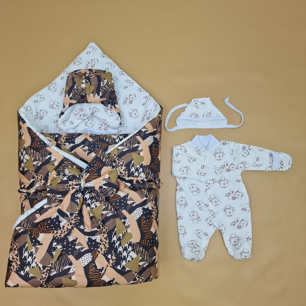 Комплект на выписку 5 пр: одеяло+комбинезон+шапочка+чепчик+бант артикул анонс 1892д-2-2_к_44