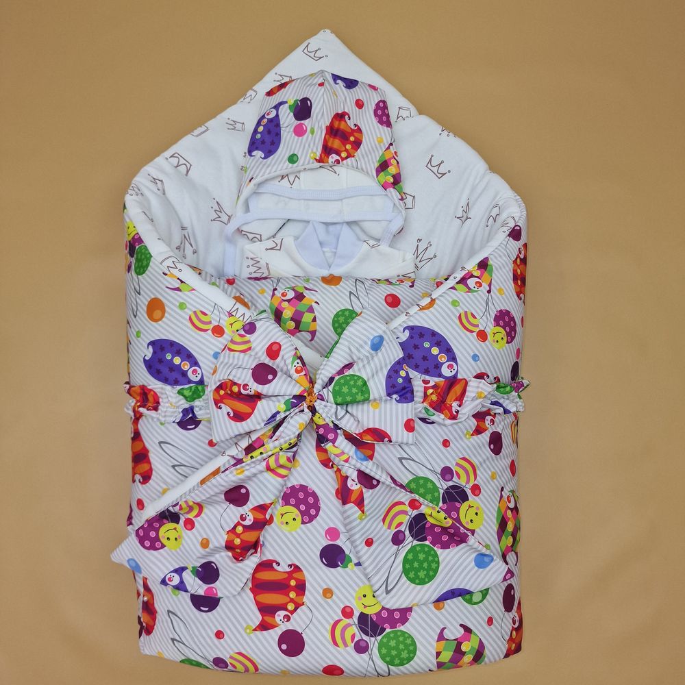 Комплект на выписку 5 пр: одеяло+комбинезон+шапочка+чепчик+бант артикул анонс 1892д-2-2_к_49