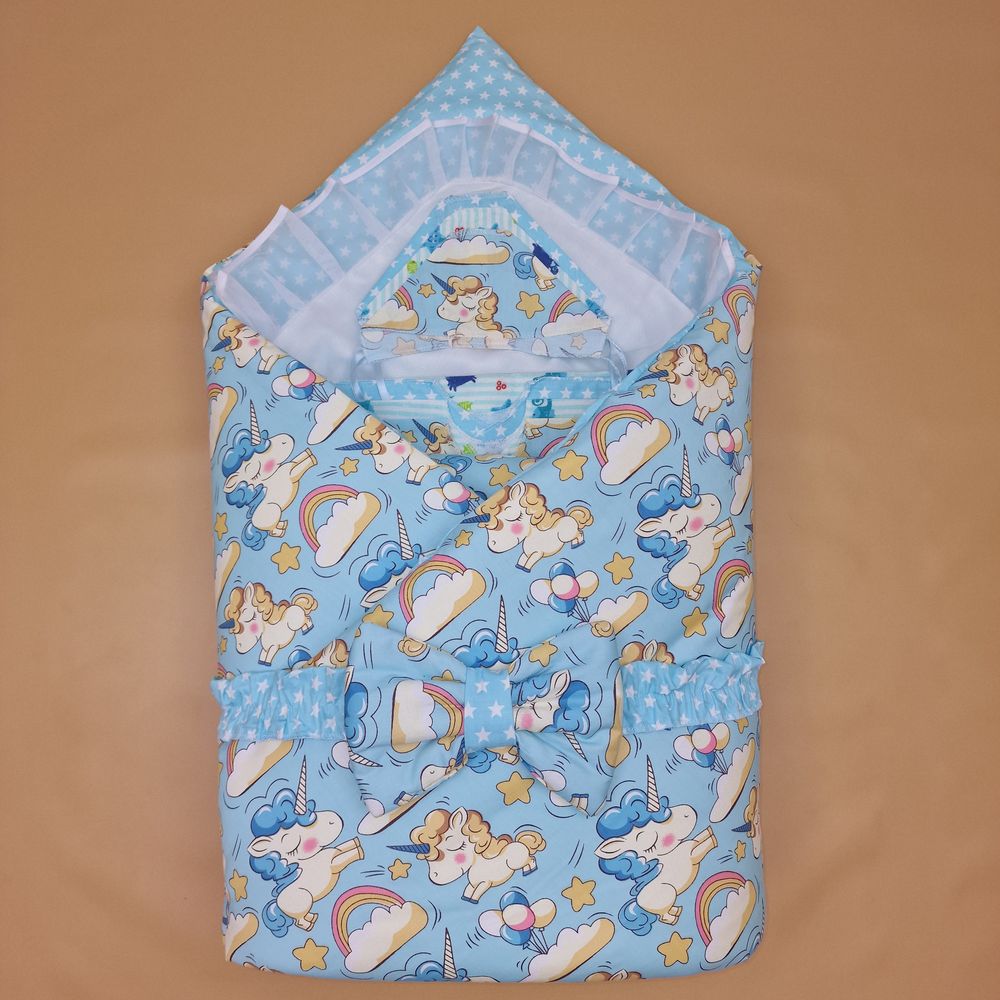 Комплект на выписку 12 пр: одеяло+пододеяльник+уголок+2 пеленки+3 распашонки+3 чепчика+бант артикул анонс 1878б-2-1_о_13