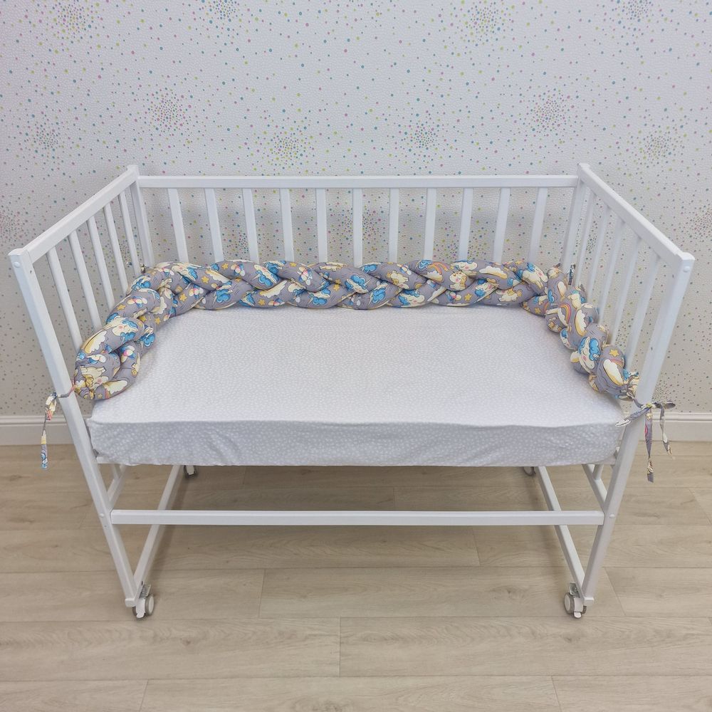 Картинка Бортик - "Коса 3х" (сатин + синтепух) (№986с) цвета в ассортименте от магазина Мир детей Товары для Новорожденных