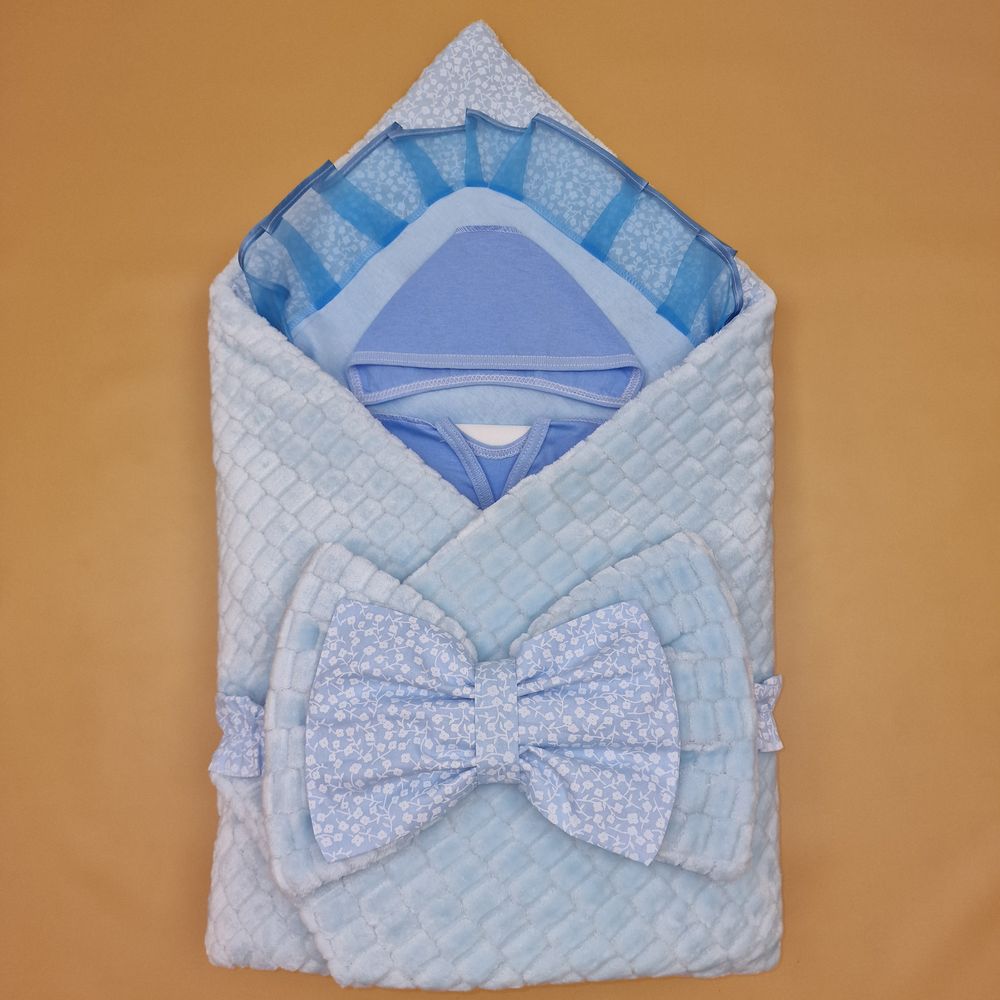 Комплект на выписку 6 пр: одеяло+уголок+распашонка+пеленка+чепчик+бант артикул анонс 1889в-0-2_о_03